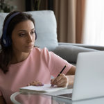 Ung Kvinde Koncentreret Til Webinar